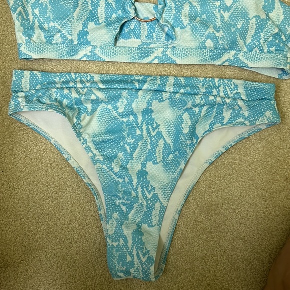 Bikini - Picture 3 of 4